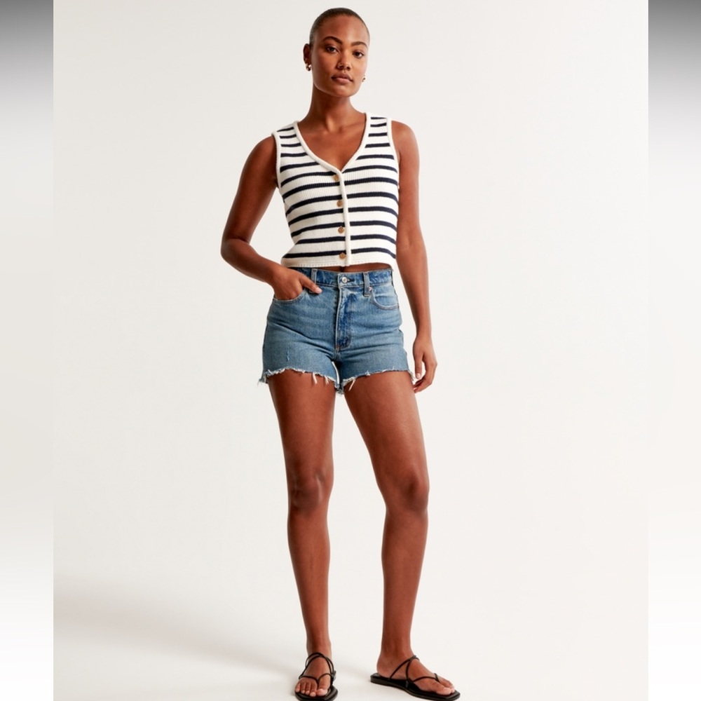 A&F - High Rise 4" Mom Short - Picture 2 of 16